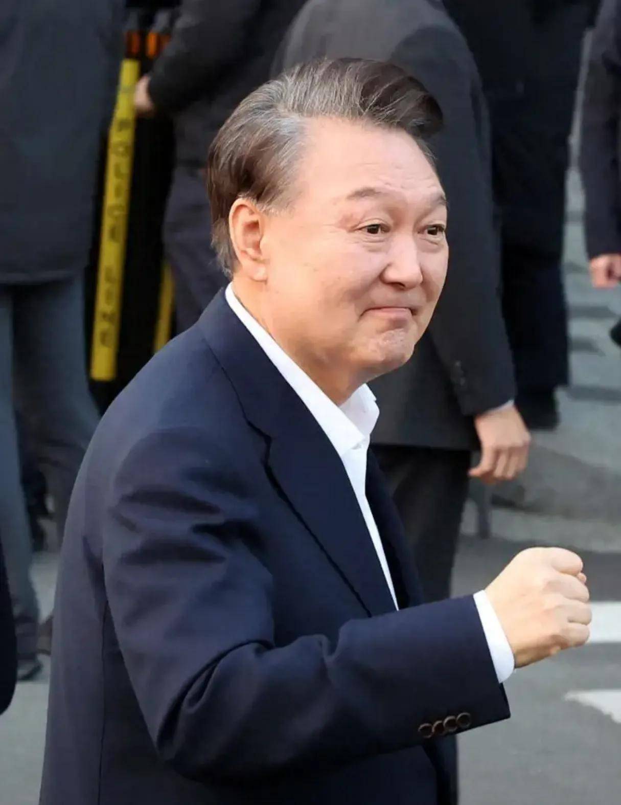 又钻漏洞了韩国前总统尹锡悦频繁见律师不为谈事只为空调