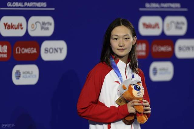 李冰洁世锦赛400米自由泳银牌，美国媒体盛赞其英雄表现