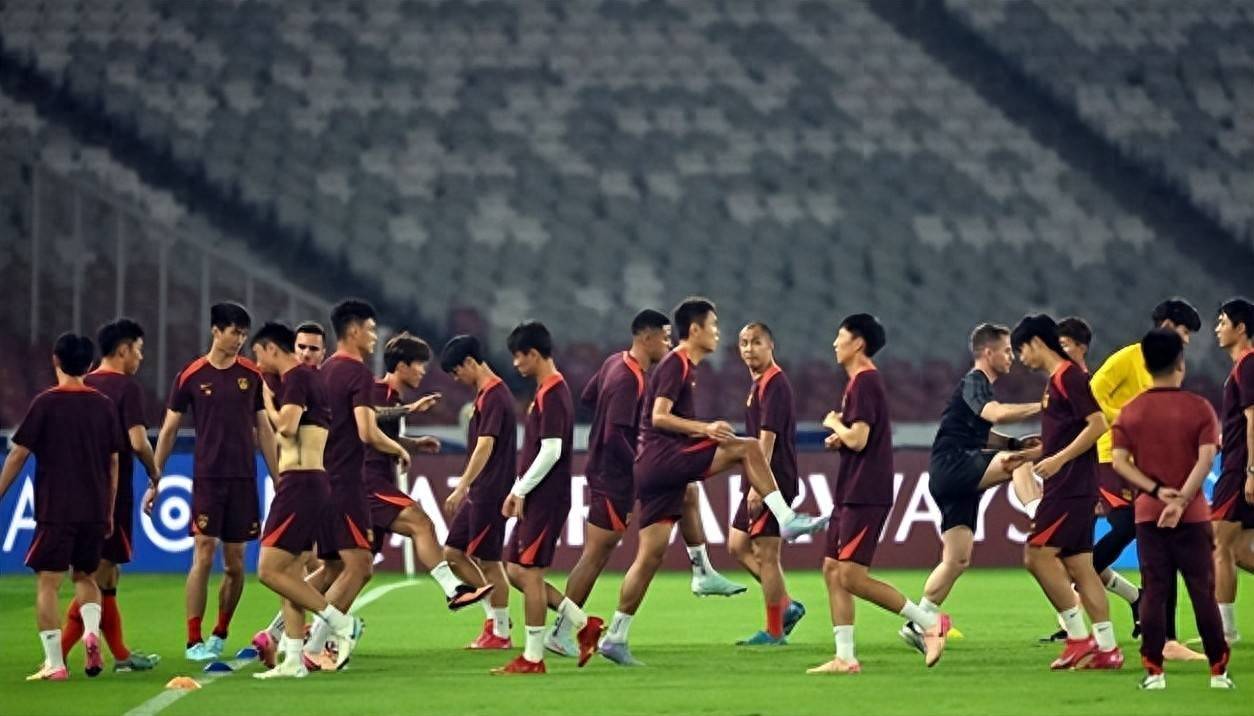 中国足球小将逆转老挝，西班牙教头或执掌国足