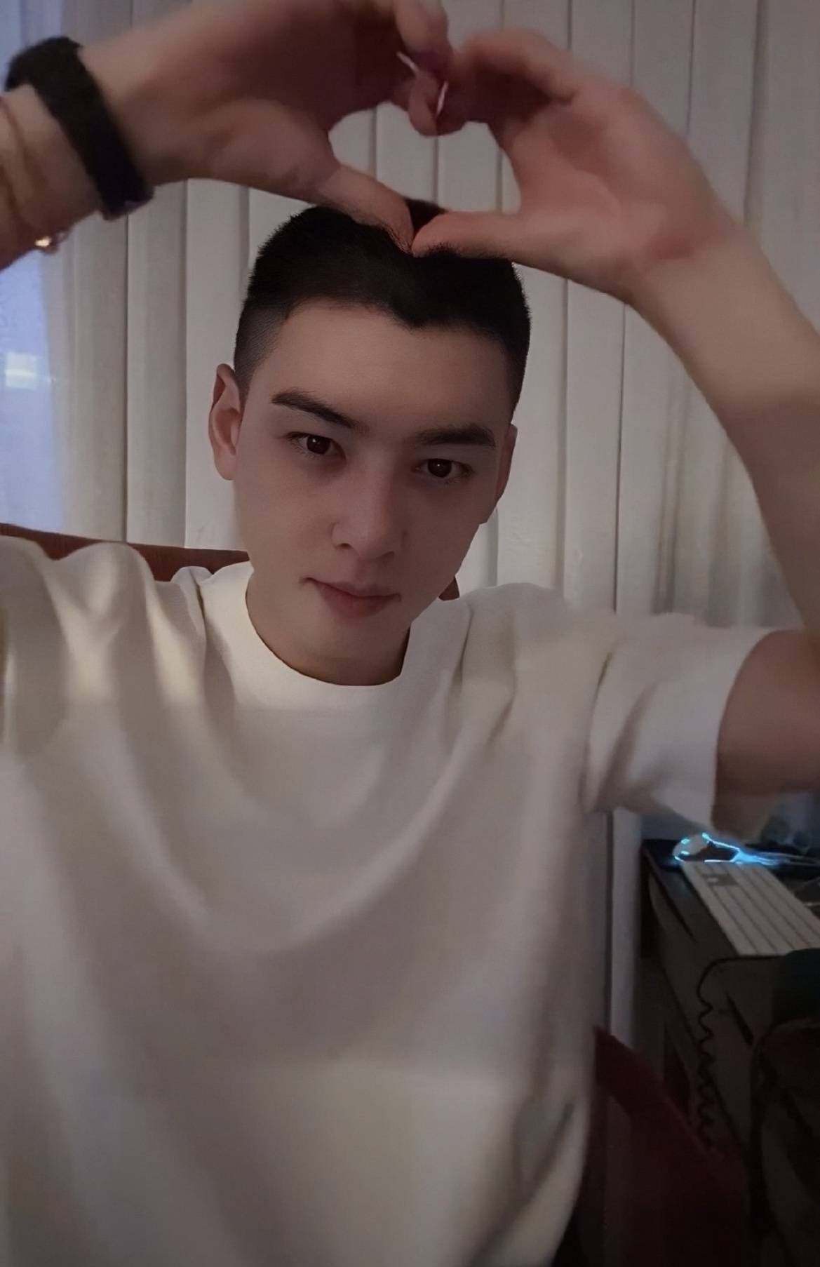 温柔告别,车银优入伍前直播展示清爽寸头形象引全网热议