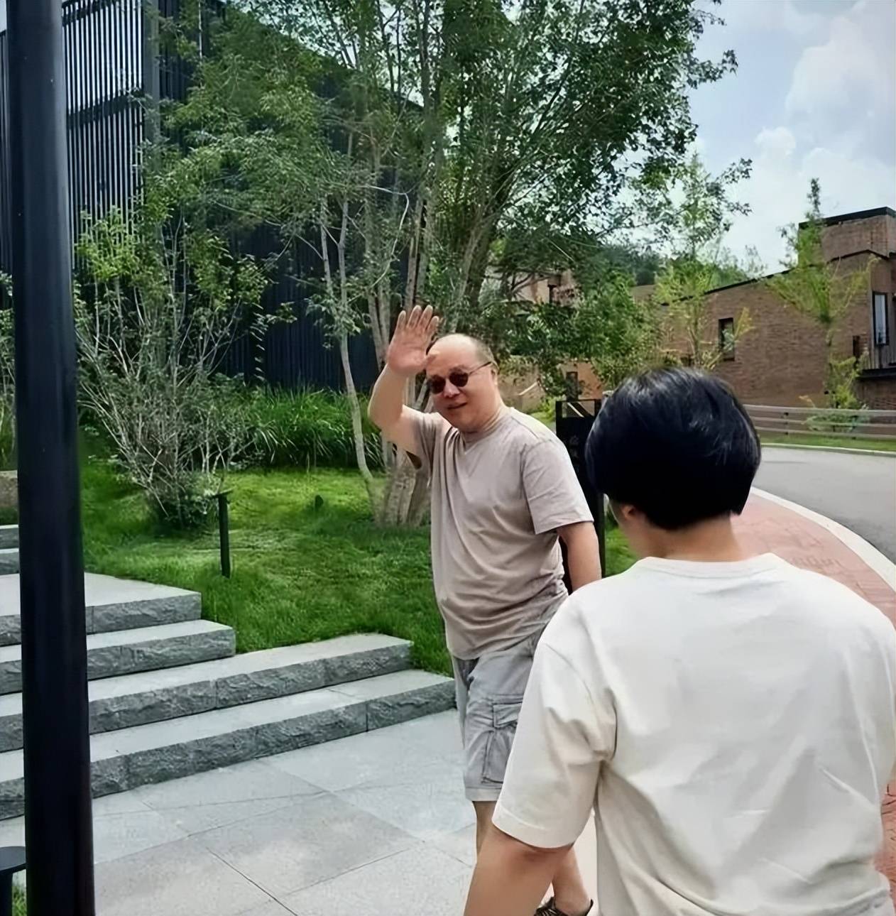 黑豹乐队的主唱离开窦唯顺利加入并开始主导乐队的大部分创作