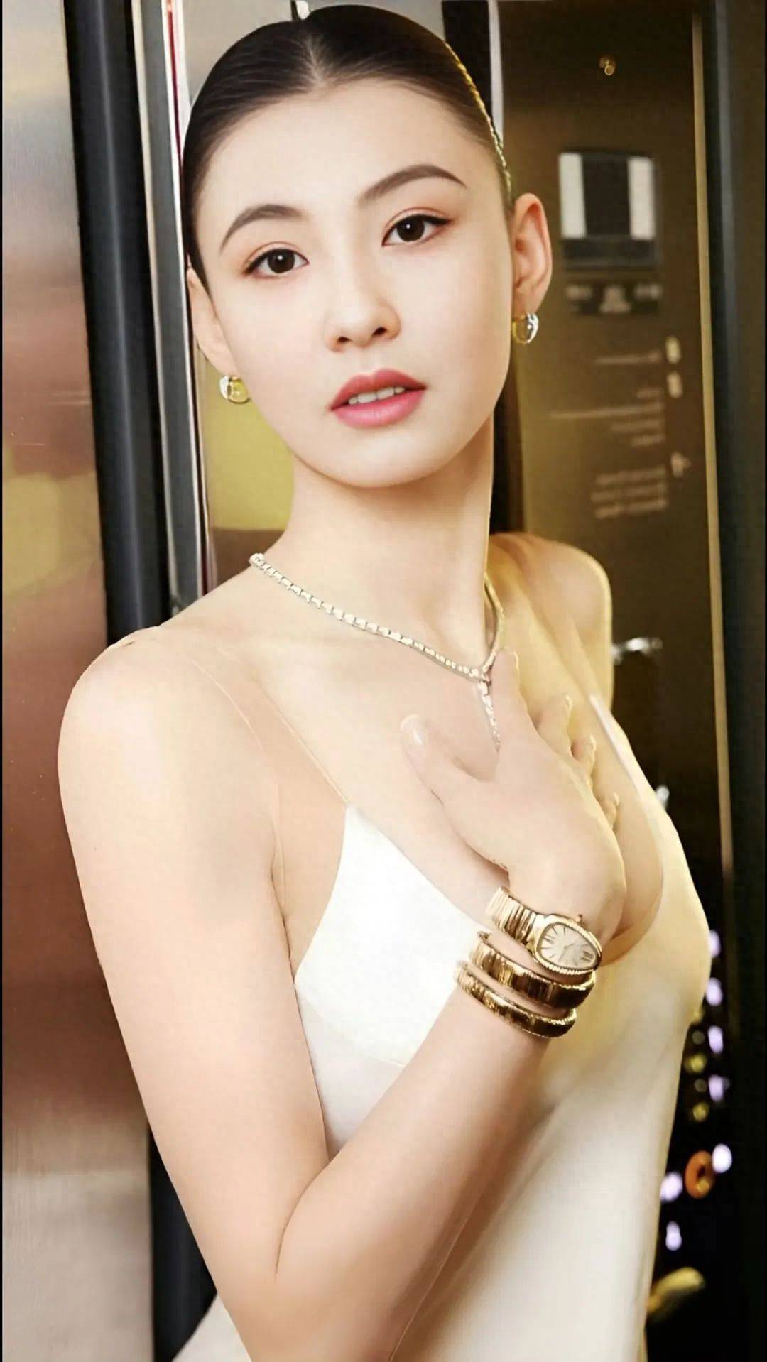 香港女神张柏芝靓丽写真!肤白貌美大长腿性感撩人