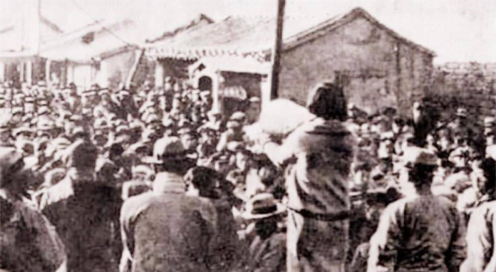 1948年,2名地下党被抓,60岁老太用三寸金莲一脚踹开牢门:快跑