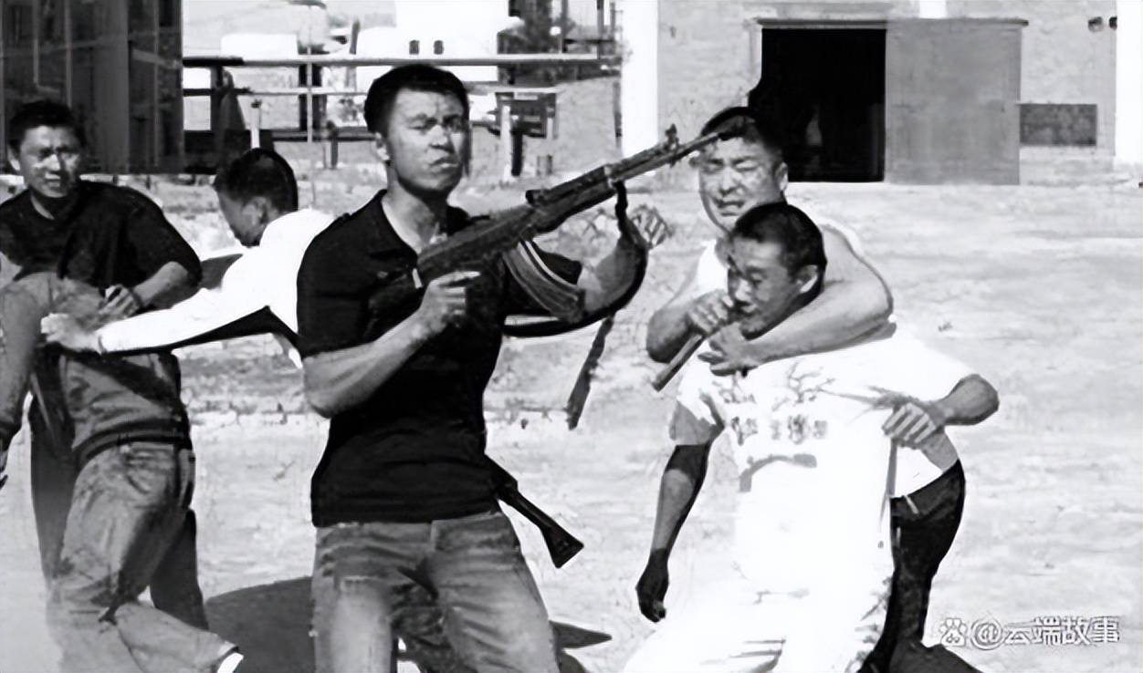 最嚣张的黑社会,用木棍刺穿小姐下身,将司法局长缴械枪扔进河里