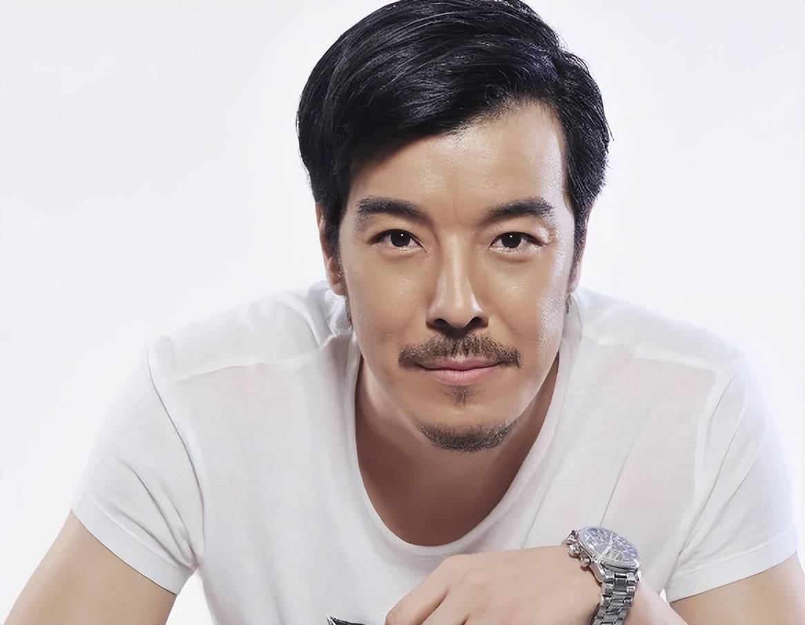 如今,海一天不仅在事业上凭借自己的努力取得了显著成