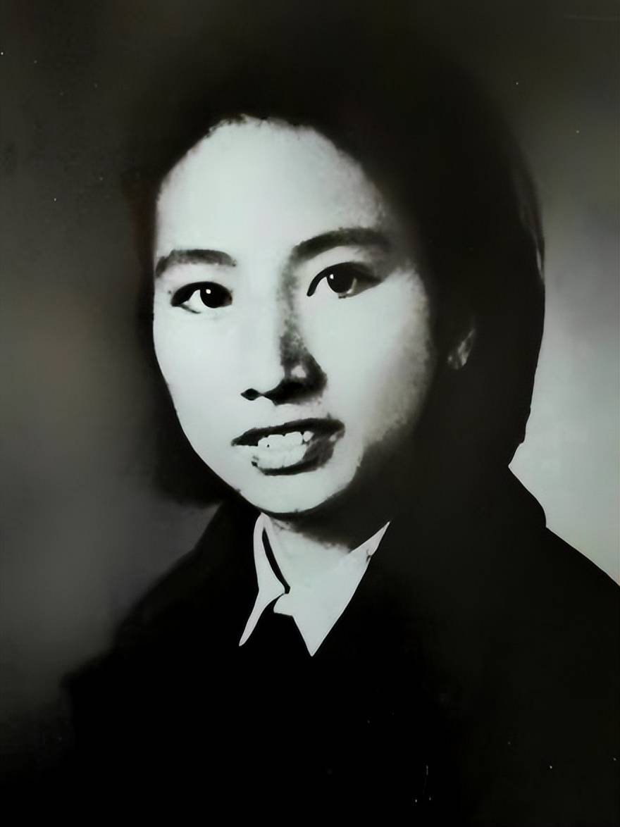 彭雪枫夫人有多美?这是1941年留影,她21岁,战地玫瑰,飒爽英姿
