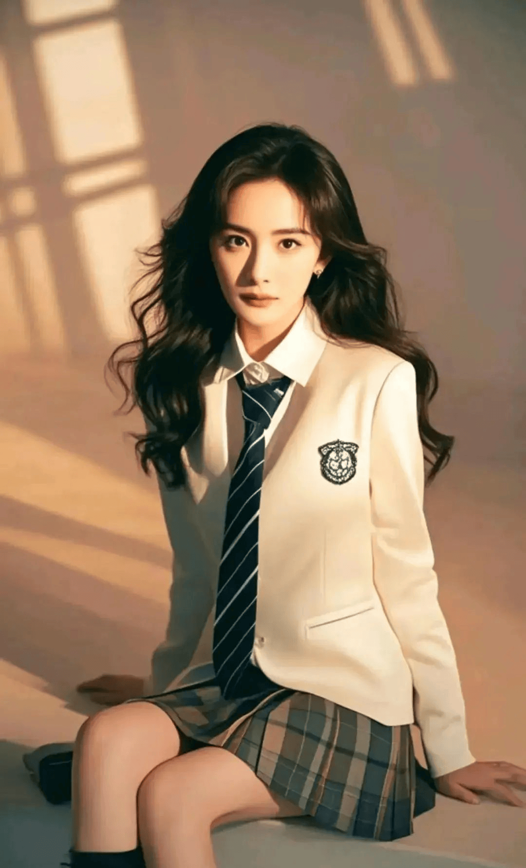 杨幂穿制服造型太吸睛了,这魅力真是让人心动不已