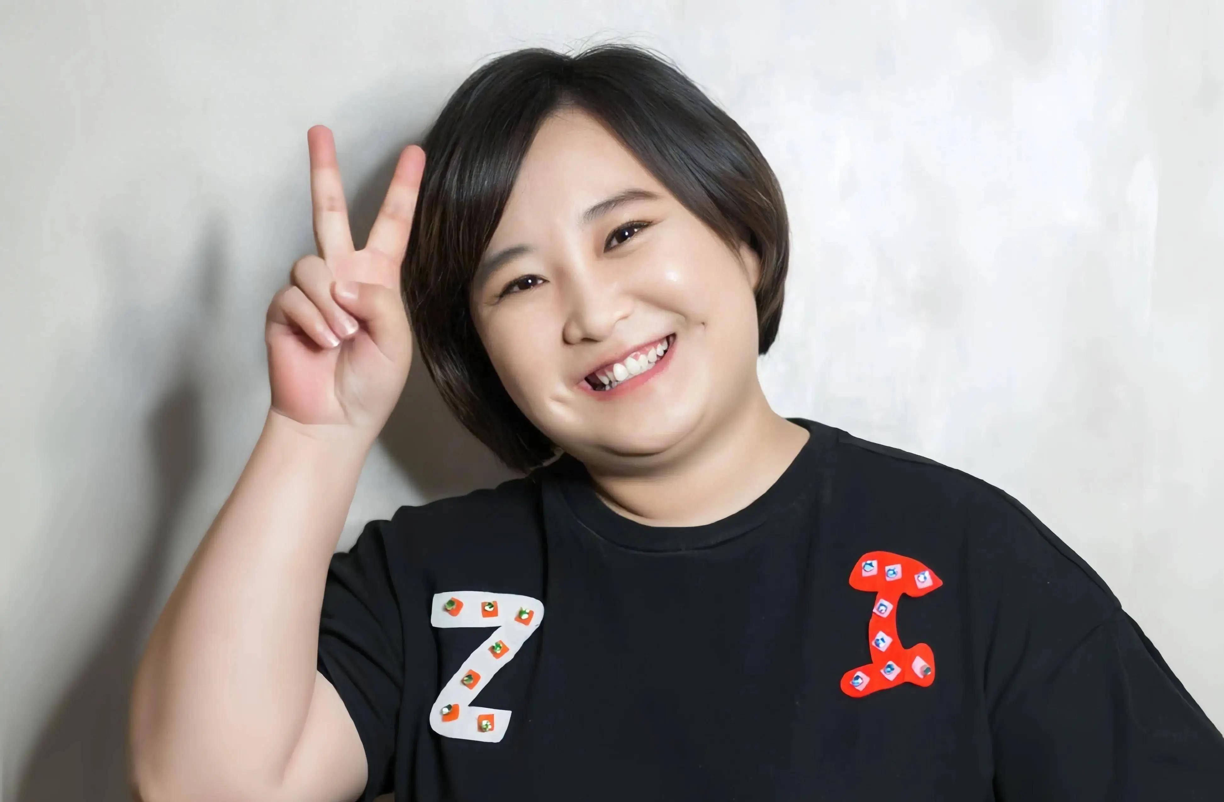 贾玲高马尾造型亮相活动这状态如何太美了像大学生