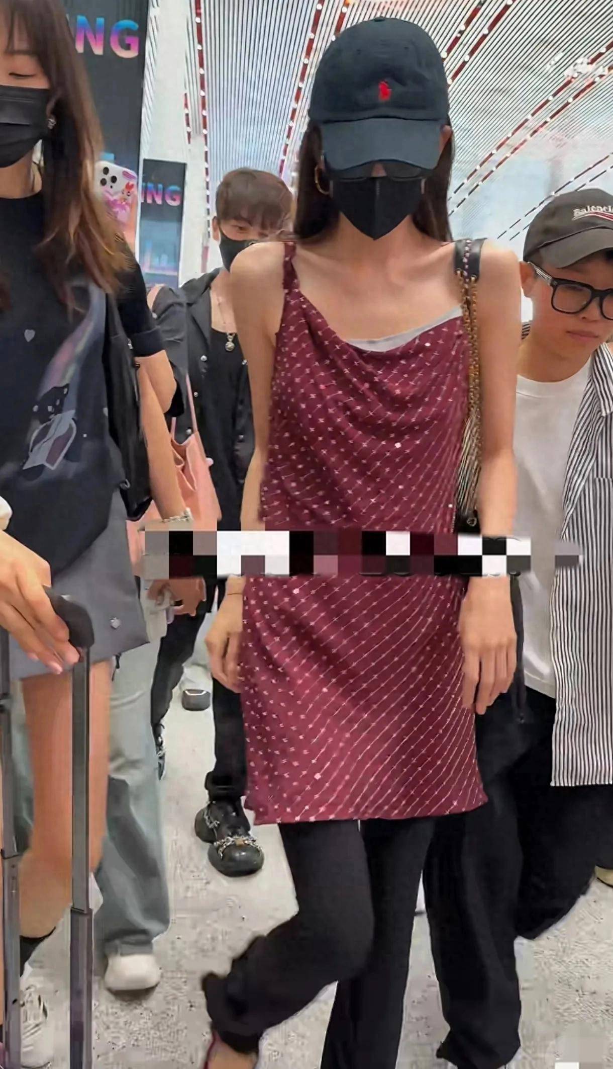 古力娜扎现身机场瘦得只剩骨架怎么看都有点吓人毫无美感