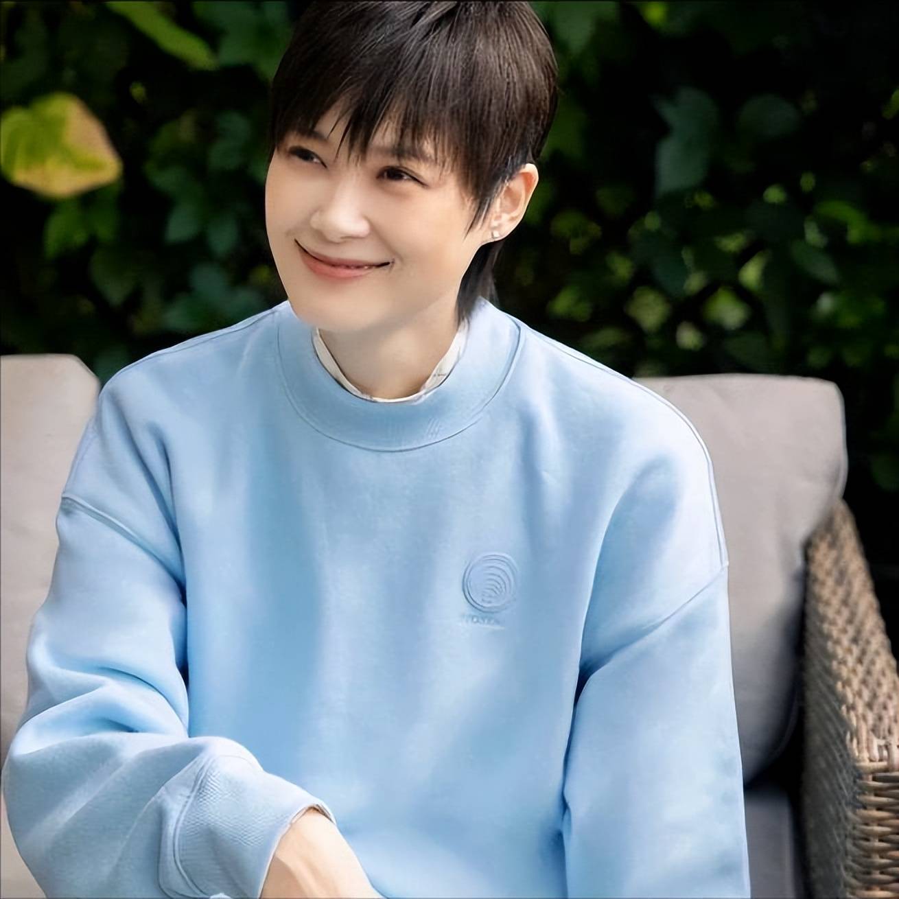 背靠资本,嫁外国老头,瘫痪不起,李宇春身上哪个标签才是真的?