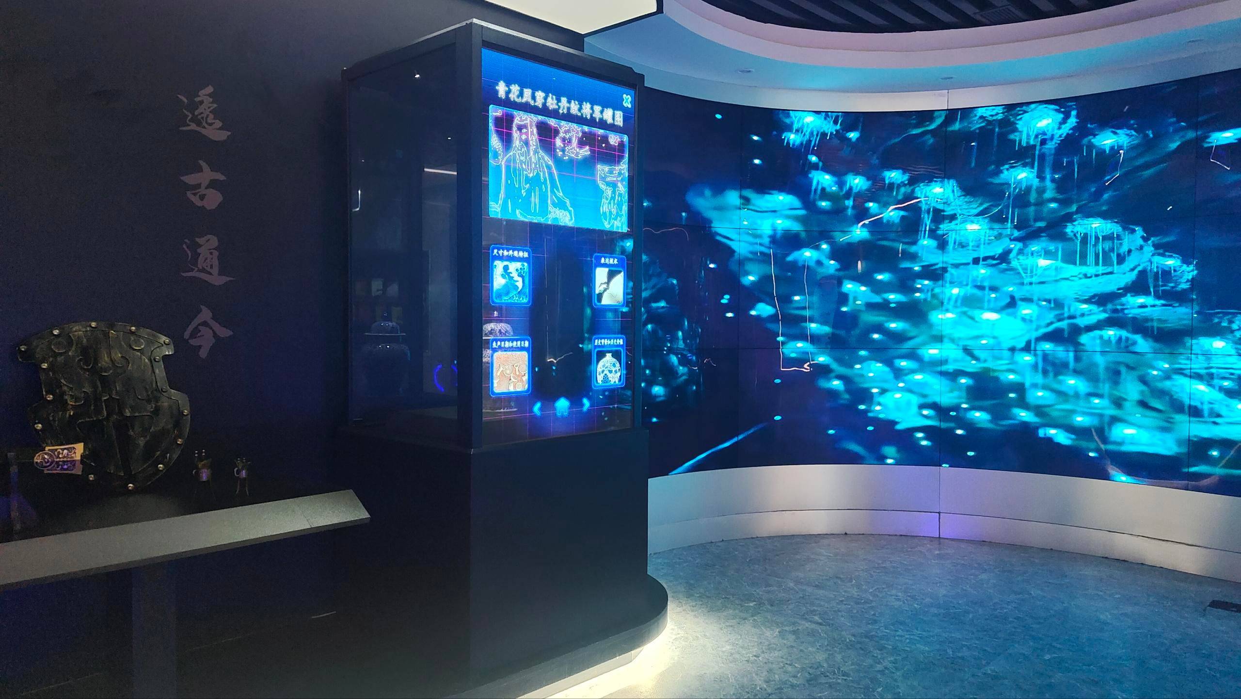 博物馆oled互动屏示柜:博物馆互动展示的未来之选