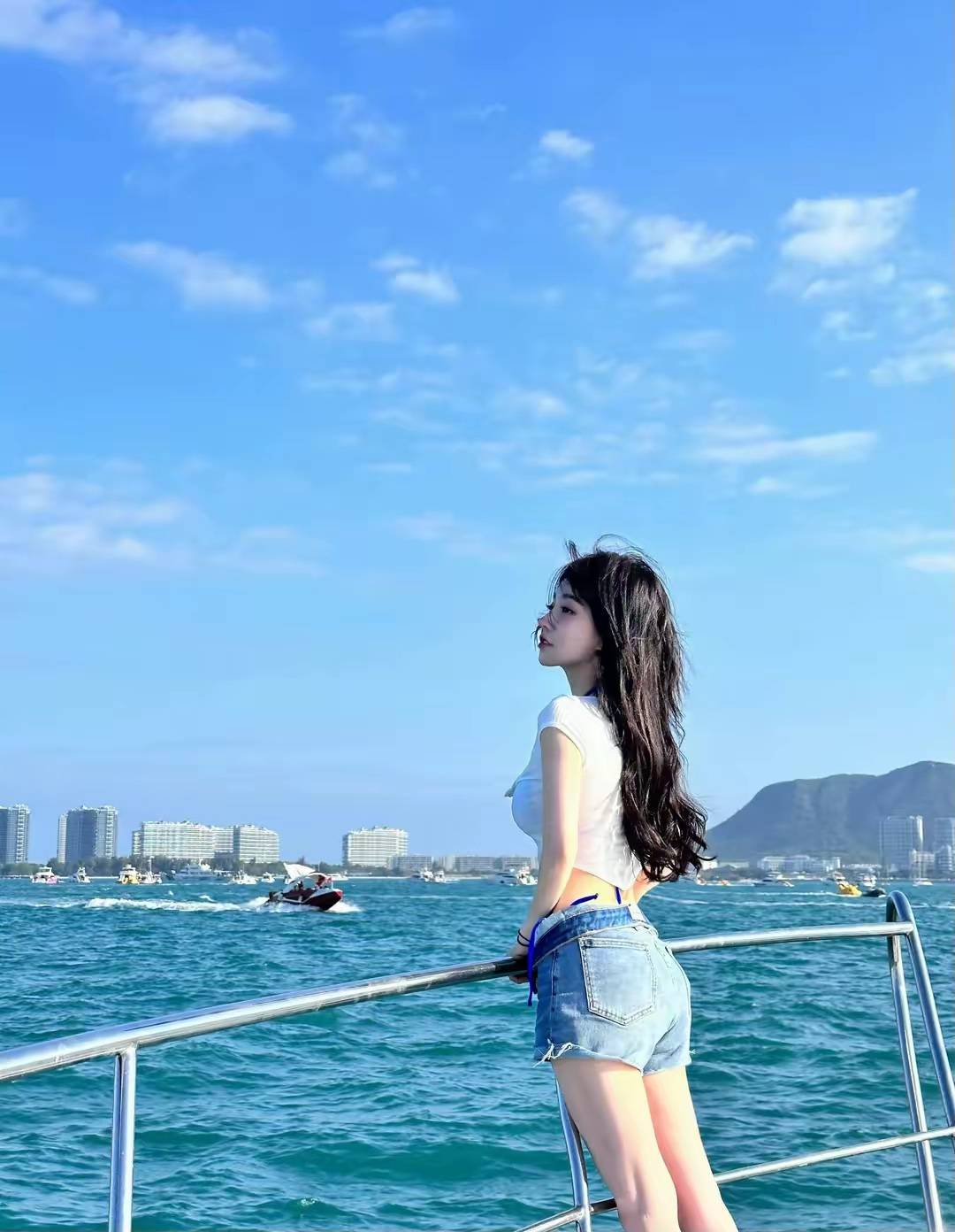 冯提莫海边美照杀疯了!这泳衣穿搭谁看了不说绝 冯提莫海边美照杀疯了!这泳衣穿搭谁看了不说绝