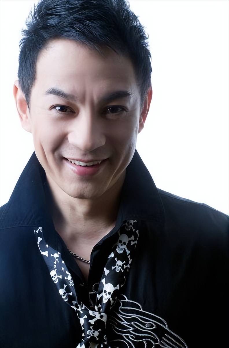 周浩东:从歌手到演员,给姑父买房,现在59岁依旧帅气