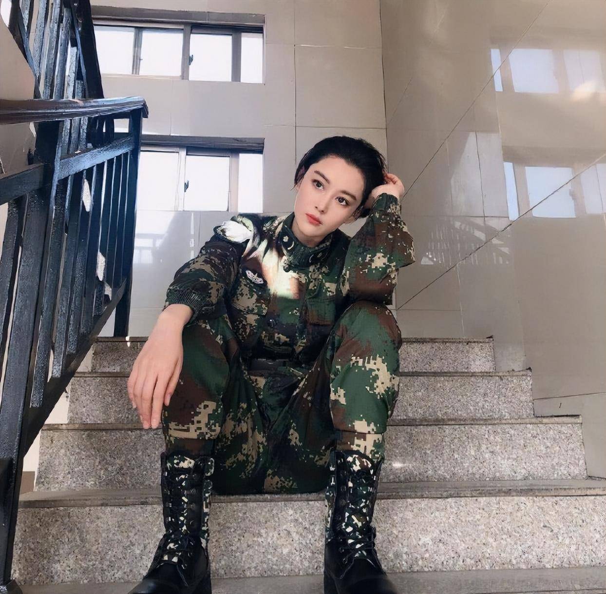 同样是"军装照",把林志玲与殷桃等女星放在一起看,差别出来了