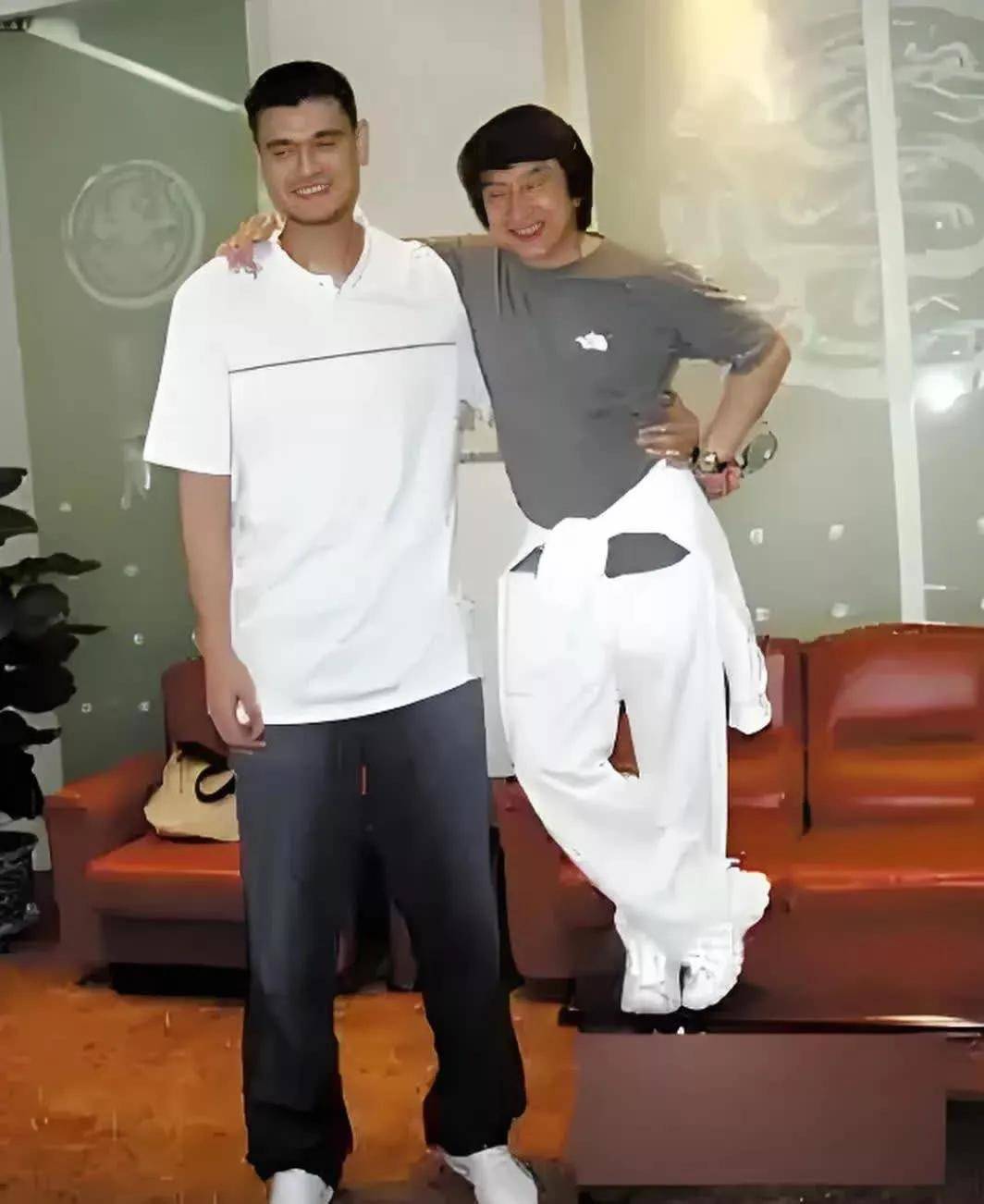 当然,假如拿成龙与姚明相比,那就真是一个在娱乐圈的趣谈了