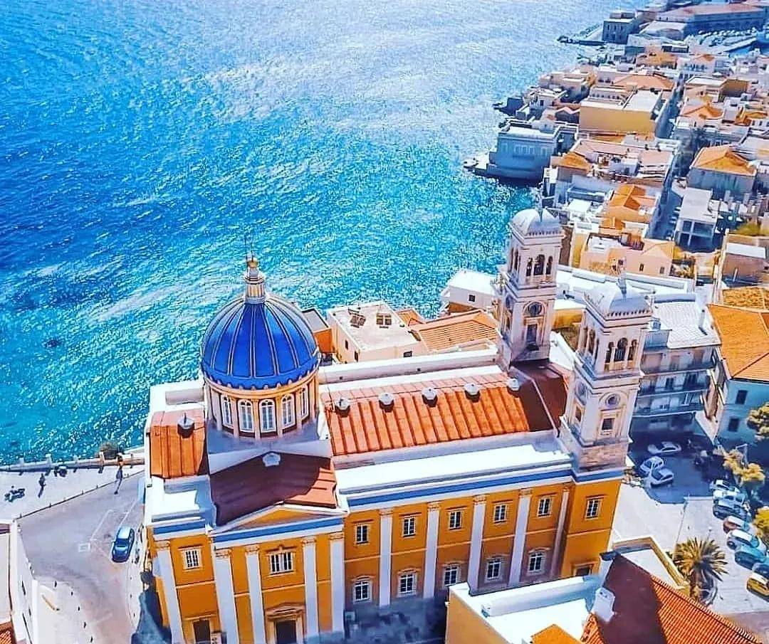 谁说希腊只有蓝白？这座“反套路”小岛，用大理石街道、秘密花园和12欧元的神仙意面征服你-华闻时空