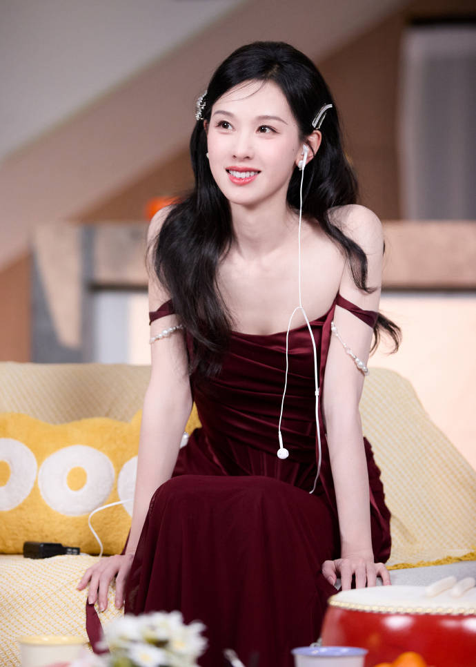 陈都灵 32 岁酒红裙造型，露肩设计显骨感美，演绎温柔轻优雅 