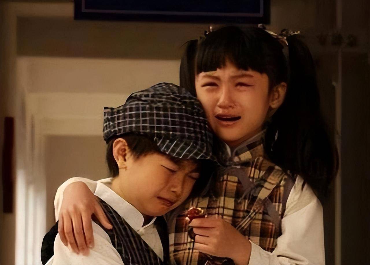 6岁就被成龙抱着上春晚,却因相貌被骂退圈出国,现在她长什么样