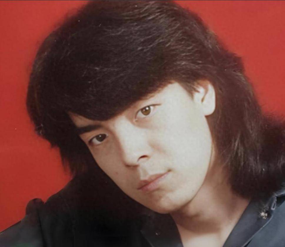 父亲是央视领导,他却偏不当关系户,娶二婚妻子,46岁才走红