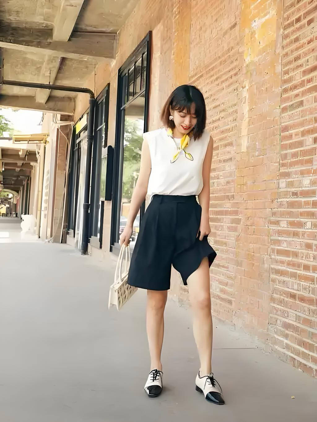 既能单穿又可内搭，无袖衫才是时髦又实用的单品，如何搭配看这里 