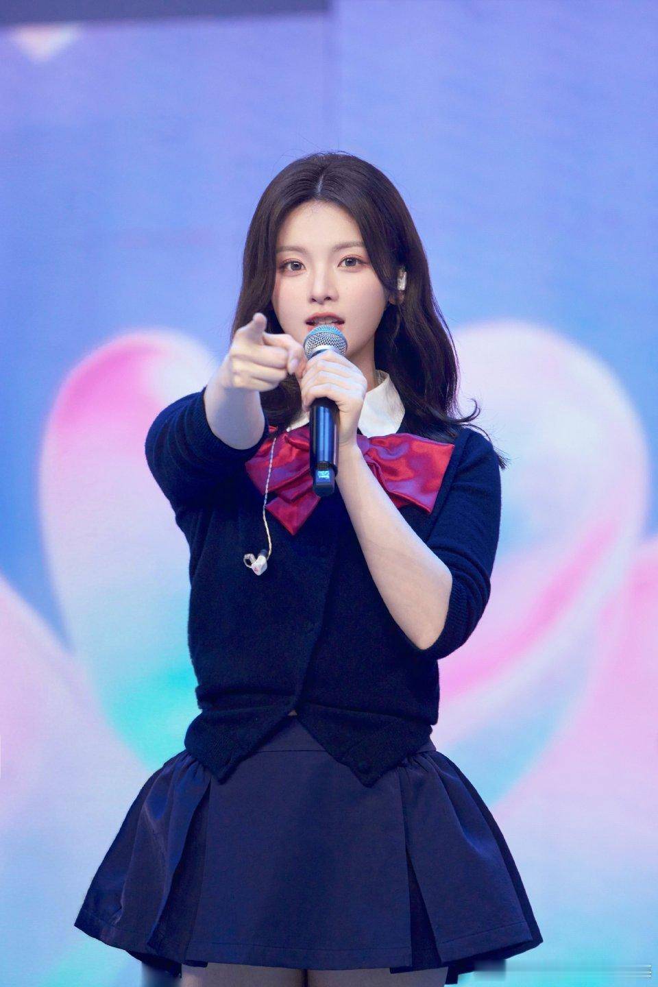 23 岁杨超越舞台绽放,甜美学院风穿搭尽显笔直美腿