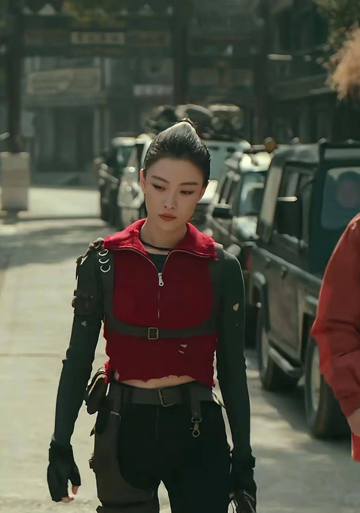 电影《东极岛》首映礼,倪妮白色短袖,牛仔裤搭配小白鞋,好迷人