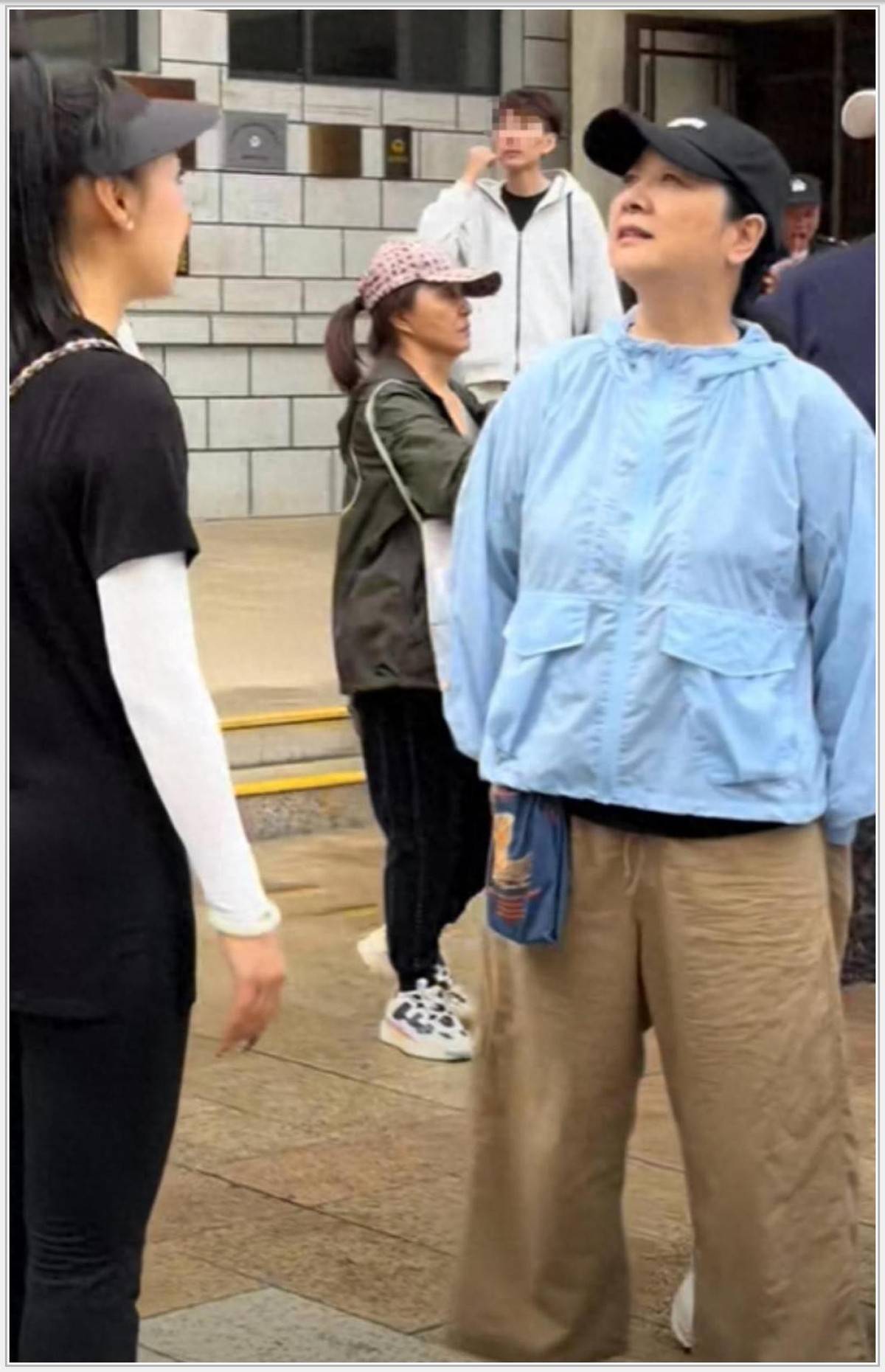 陈小艺携夫儿返乡57岁素颜能打导演丈夫暴瘦需儿扶