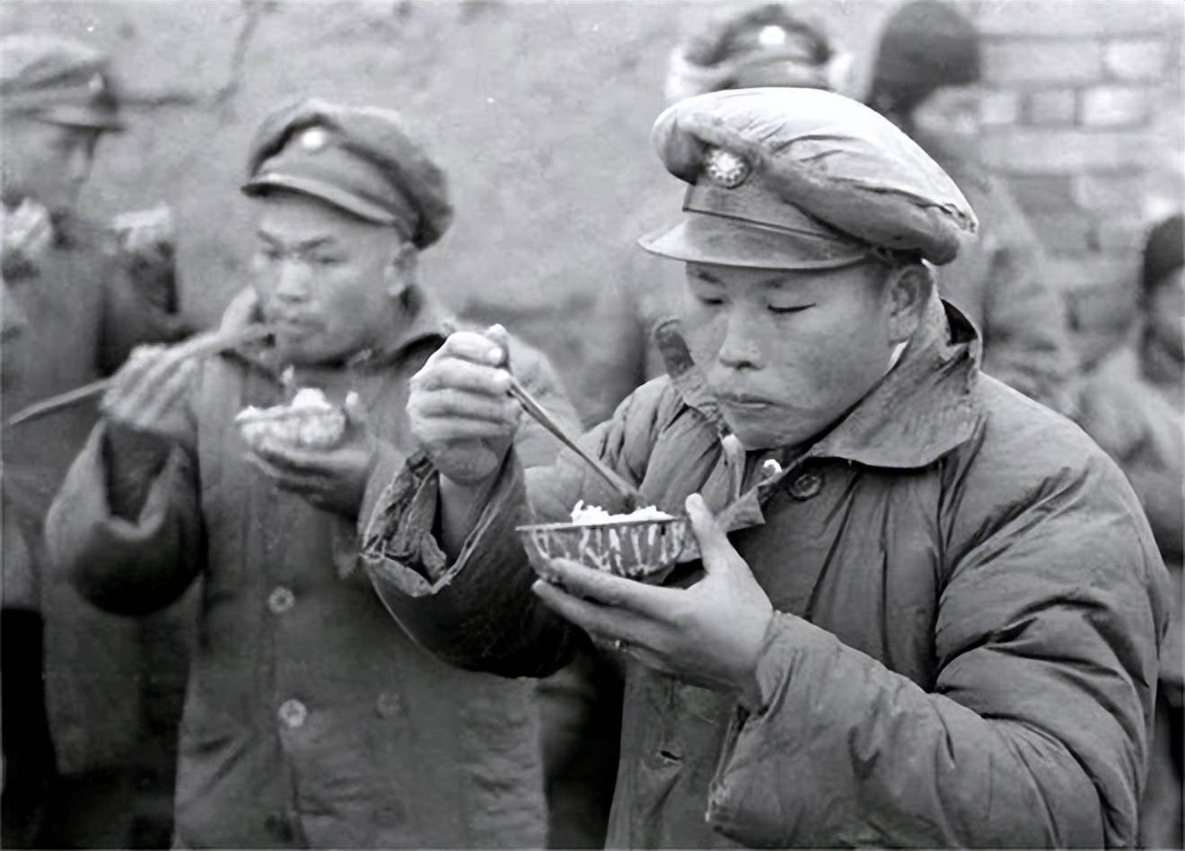 淮海战役,一敌兵投降后扛着一麻袋馒头离开,不久后带一个排归来