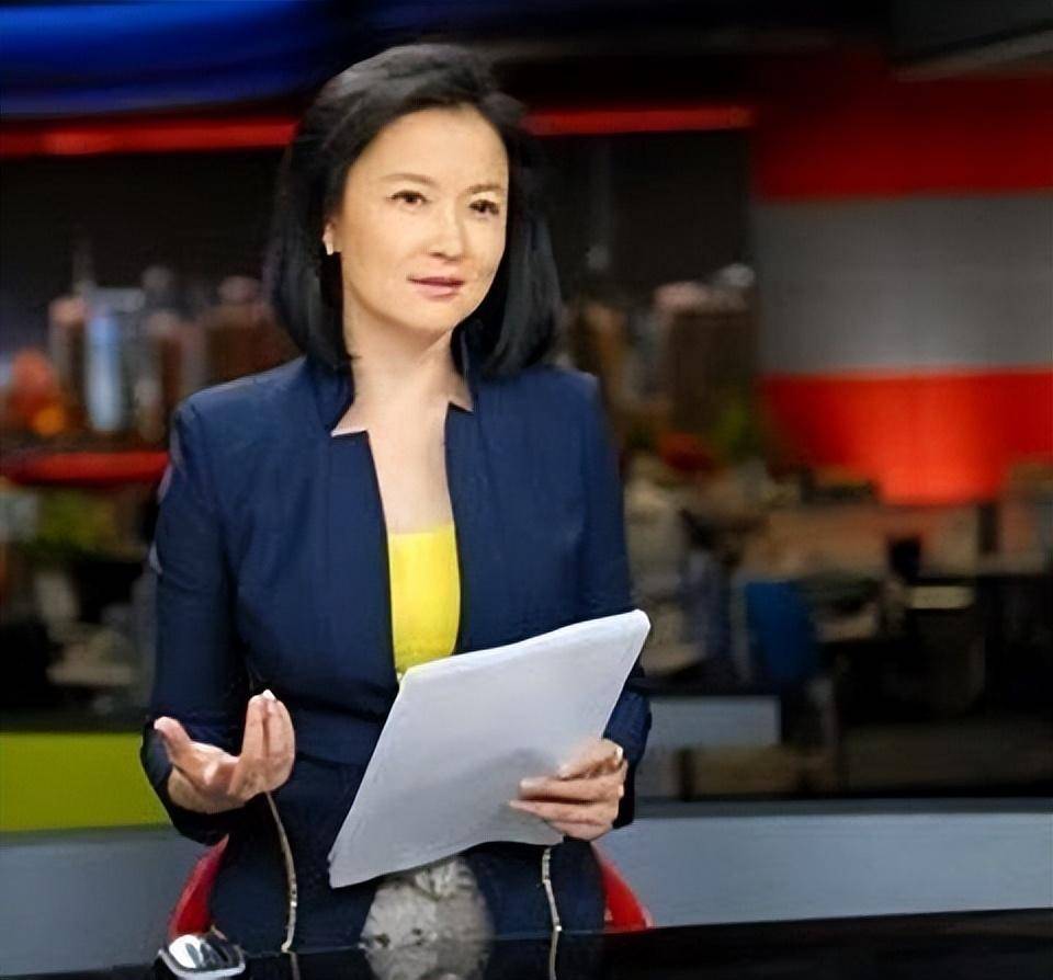 东方卫视名嘴袁鸣,现53岁的她明显有些发福了,昔日的女神感全无