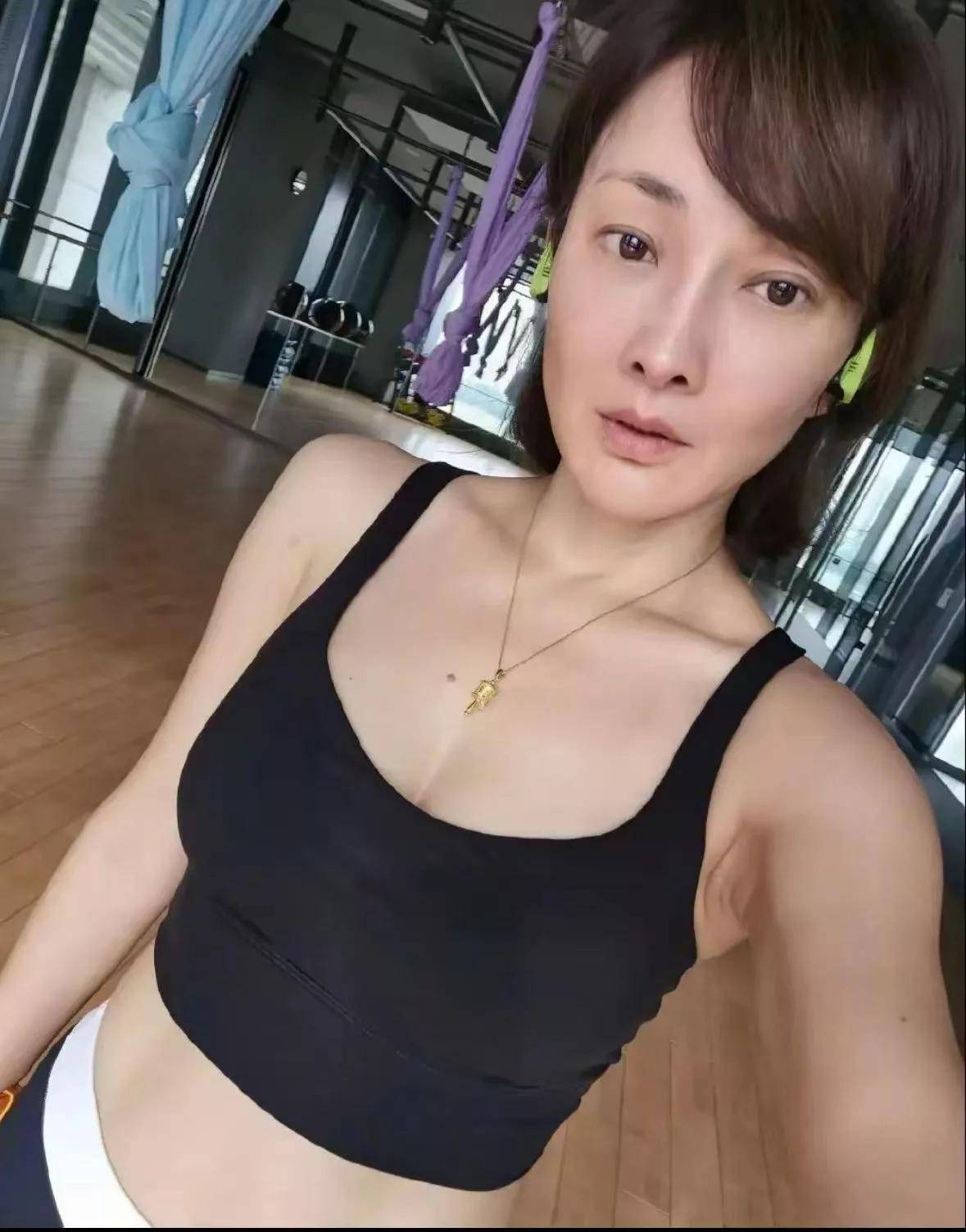 牛莉近照曝光,肌肤白皙紧致,宛如20岁少女,状态惊艳引热议