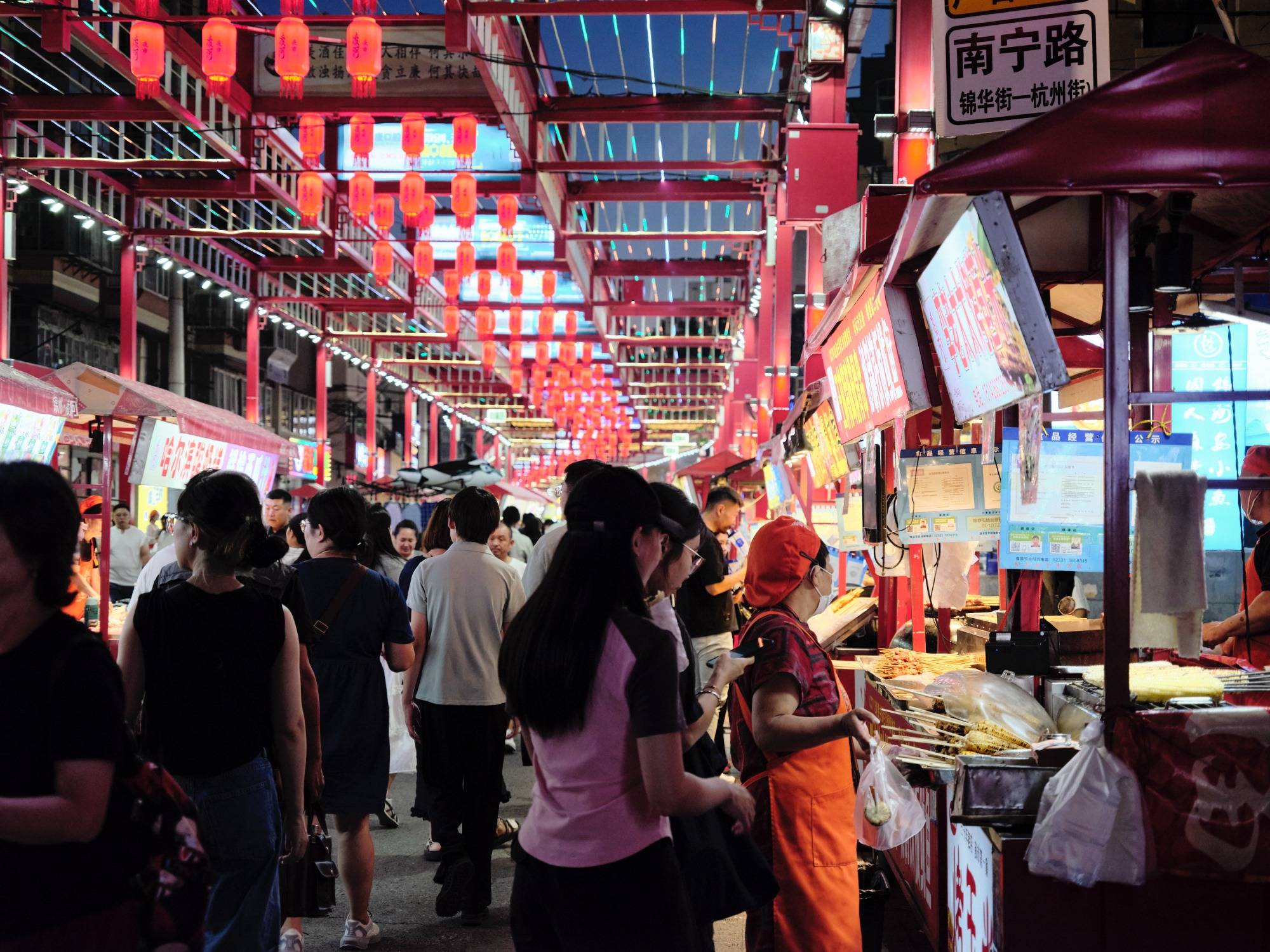 辽宁锦州凌河夜市，全长超过一公里，在烧烤之城体验美食文化 