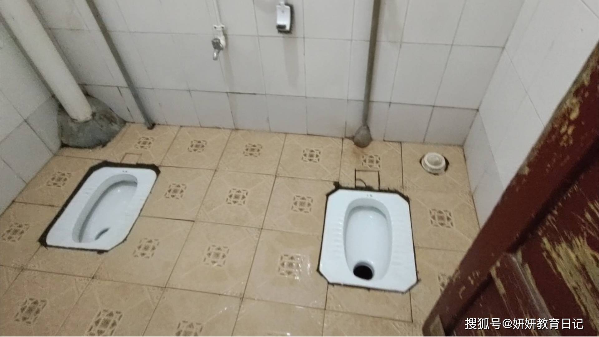 中国金融提供了一种“粪便”的宿舍，破坏了学