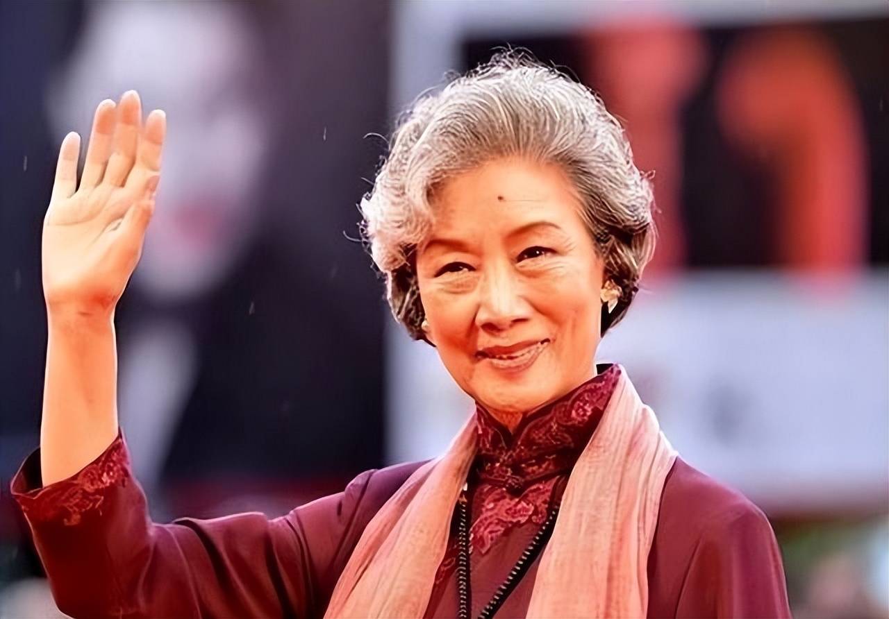 吕中:一路好好走!与小学初恋恩爱53年,47岁出道,84岁优雅人生