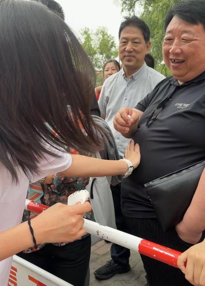 铁岭高中王秀海老师心梗去世,年仅53岁,体重超200斤,学生悼念