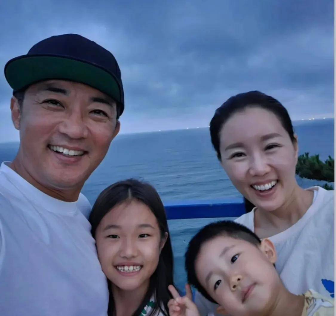 安在旭在青瓦台出席国宴,他坐李在明身边,小民哥老了也是法拉利
