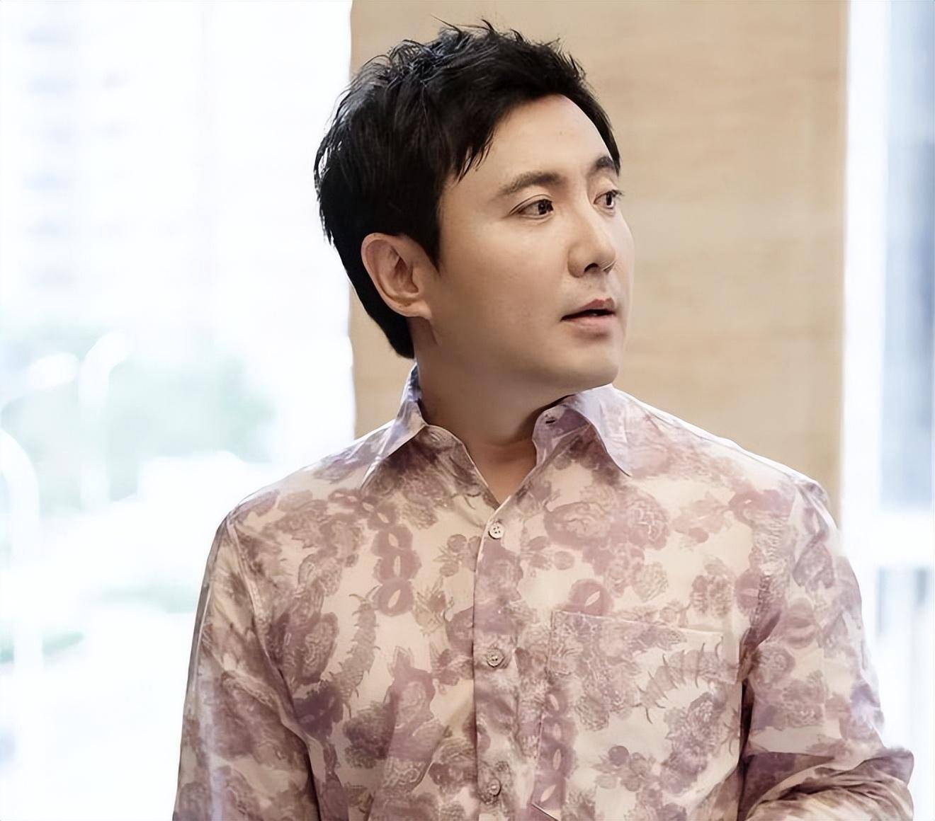 面对这些不同的声音,沈腾的表情显得有些复杂