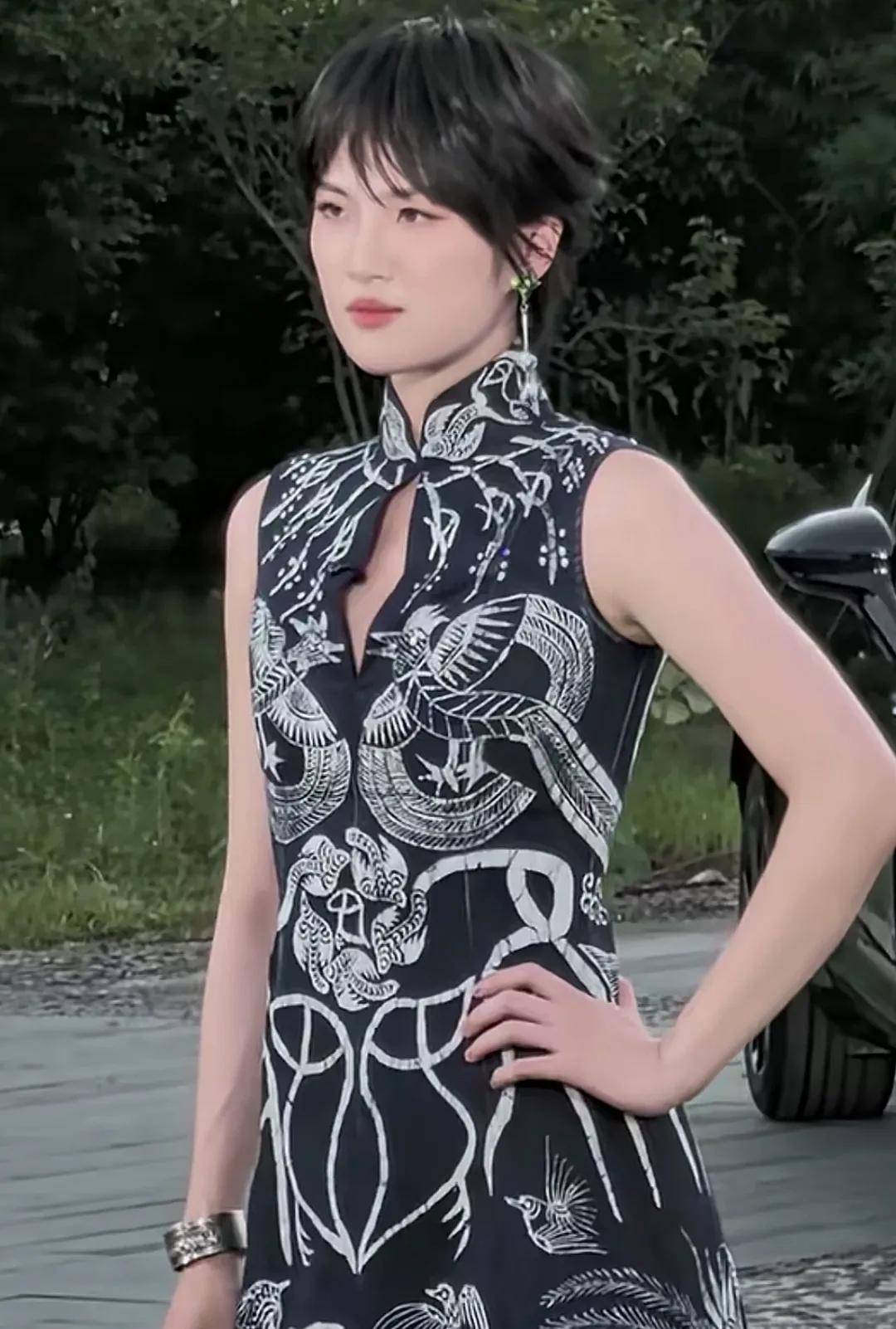 1.8米姚安娜穿苗族蜡染元素旗袍走秀,雍容华贵气质卓越,长脸了