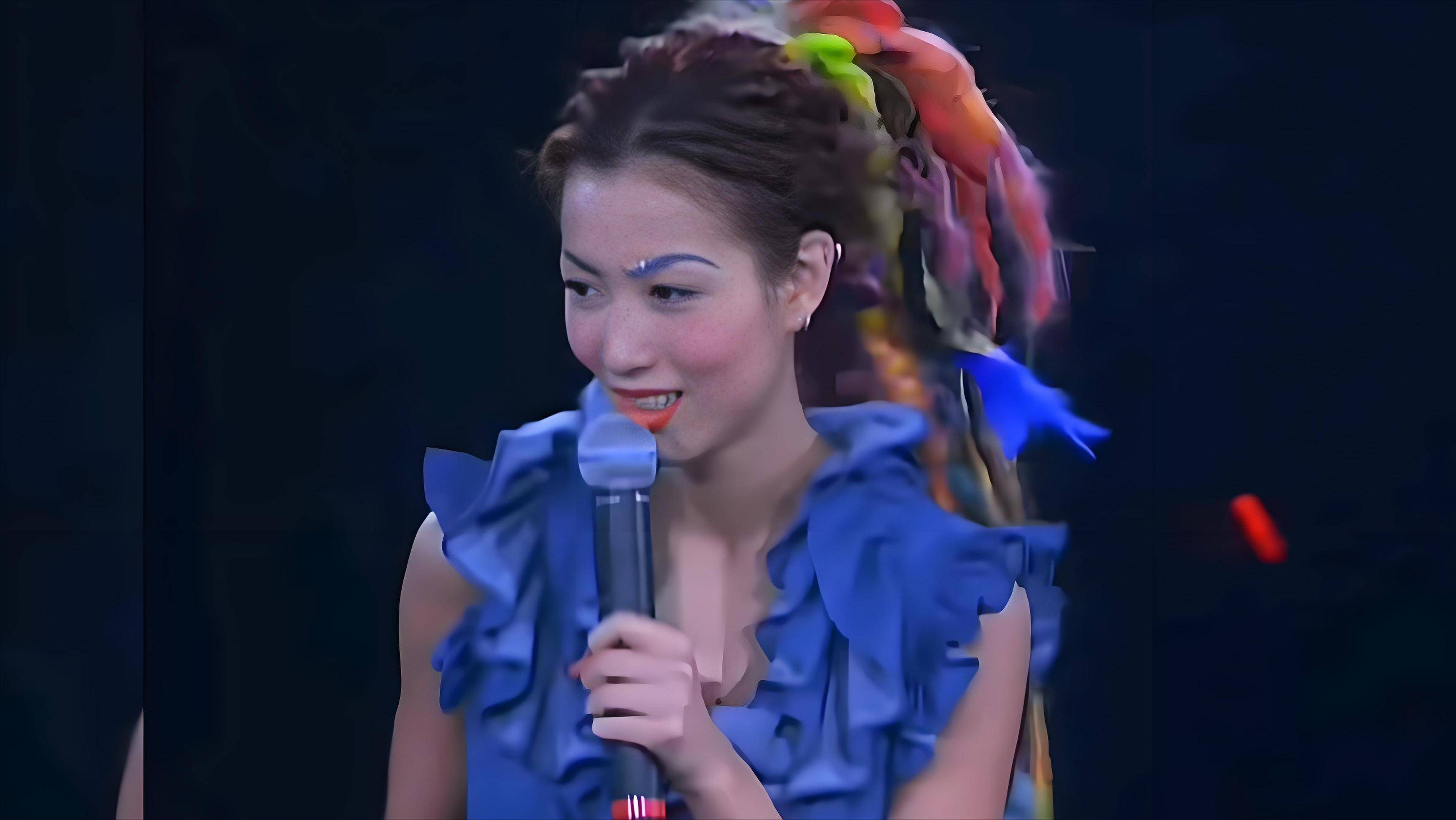 十年后,郑秀文成了乐坛的新天后,代表作数不胜数,俨然闯出了自己的一