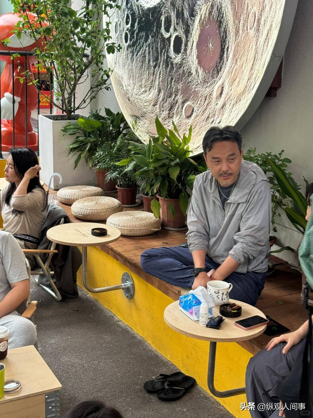 47岁杨乐乐被偶遇苹果肌萎缩嘴巴干瘪说话时牙齿突出好吓人