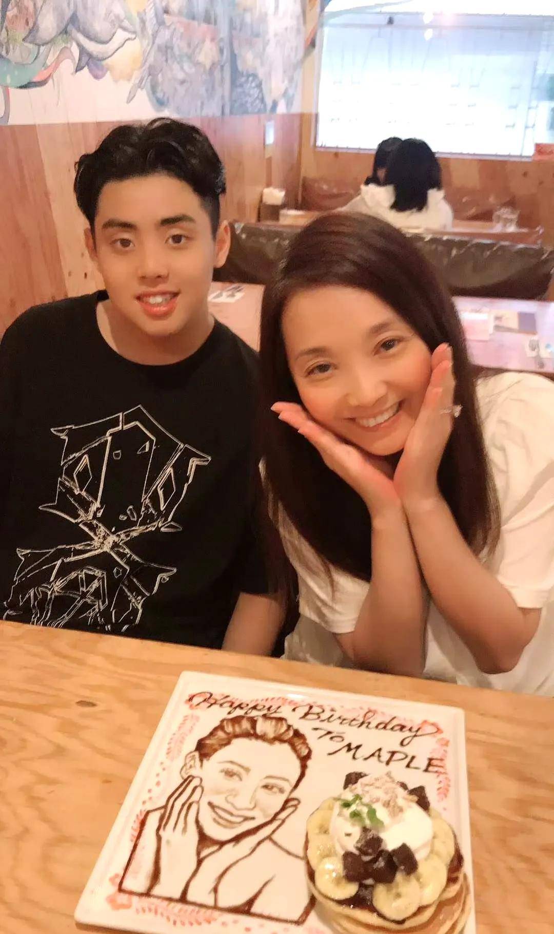 许秋怡:嫁大1岁王书麒,婚后生一子,与丈夫互不干涉