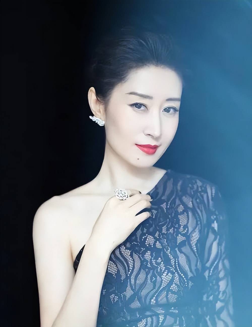 国民大姐刘敏涛,40岁中年叛逆,离婚弃豪门,涅槃重生,活出自我