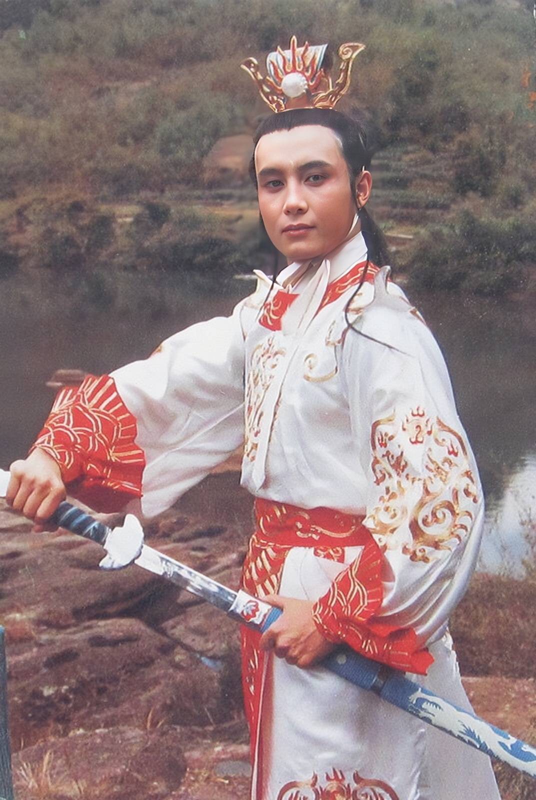 他被谢霆锋打成重伤,发妻6次流产绝情离开,现在街头卖卤肉为生