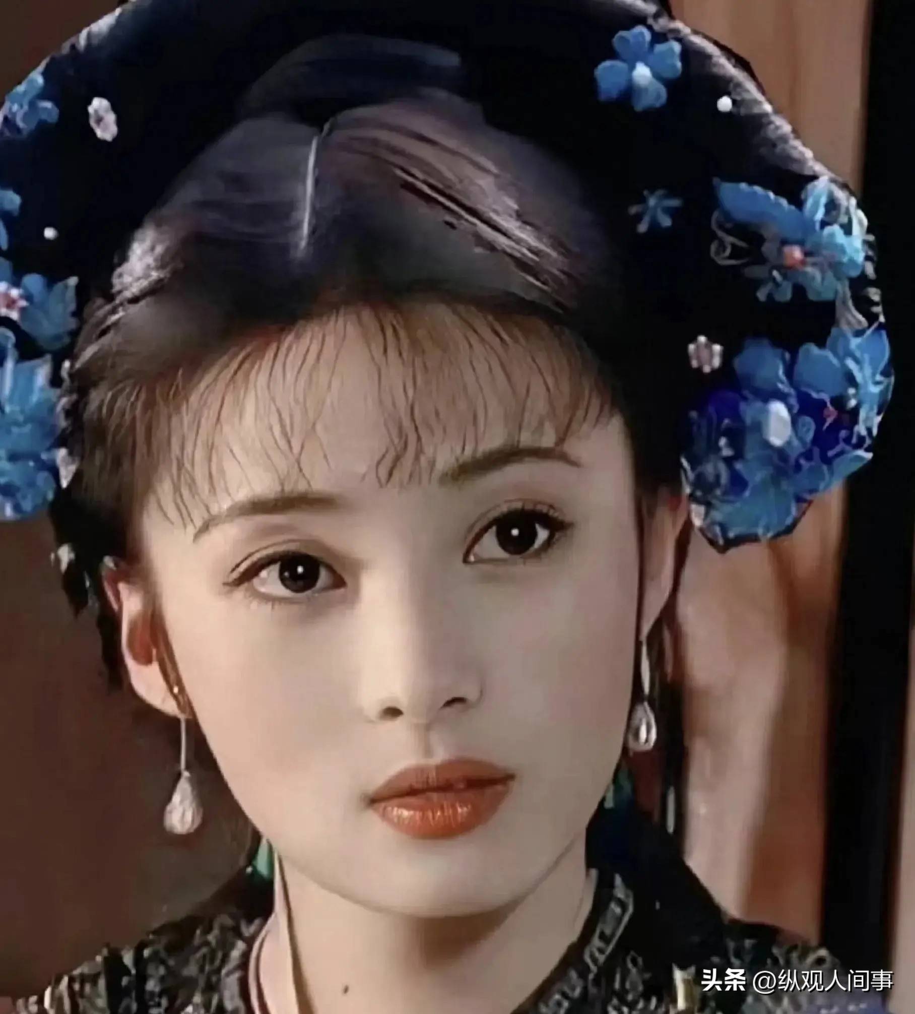 49岁蒋勤勤素颜露面,戴老花镜吃火锅,脸部浮肿五官变样不敢认