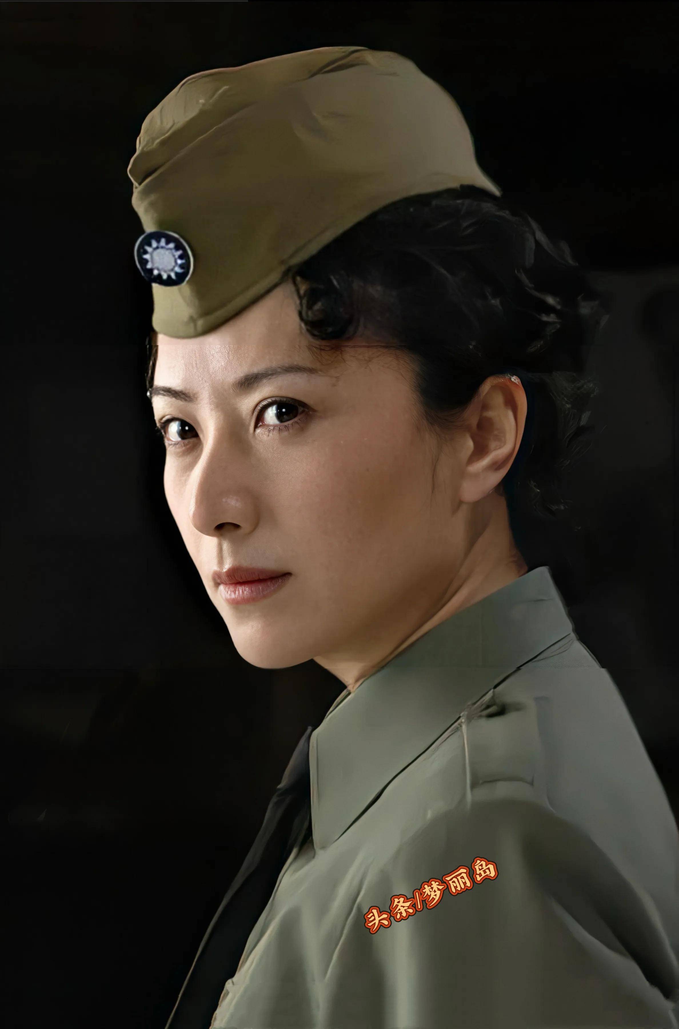 银幕上身着美式军服的八十年代女演员庞敏赵英李小力陈肖依薛淑杰