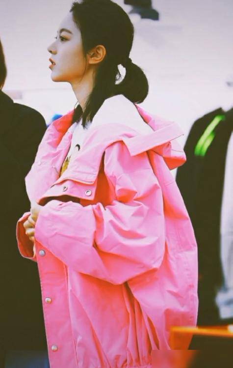 粉丝眼中的甜蜜暴击赵今麦粉色开衫造型生图也能如此能打