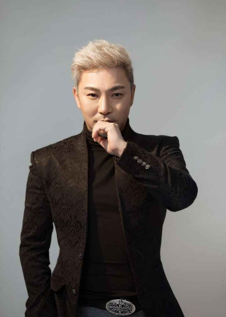 陈少华:春晚一曲成名,却被伴舞恶意伤害毁容,现在又怎么样了?