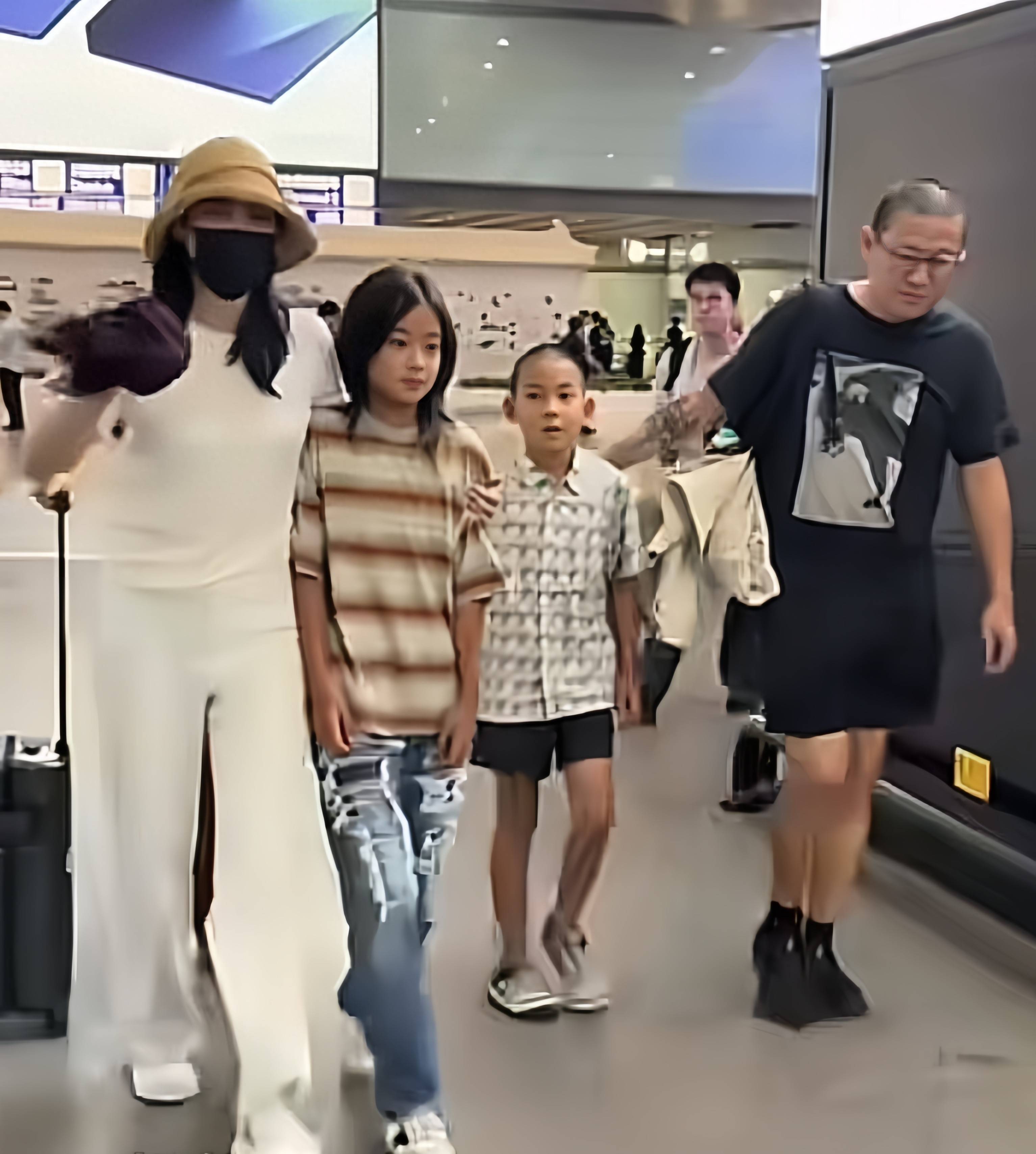 梅婷一家四口罕见曝光女儿颜值高长相和妈妈一样儿子则像父亲