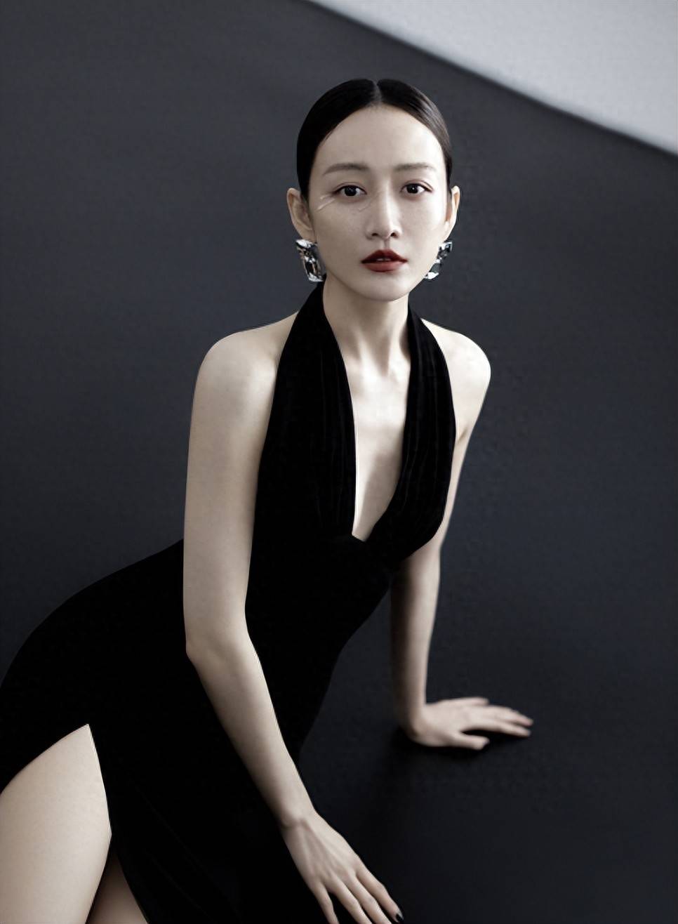 赤热41岁王鸥穿透视装调戏黄晓明,身材干瘪,黄晓明直接拒绝