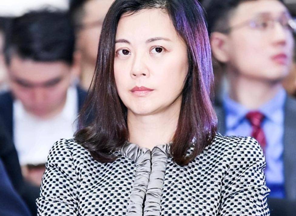 她是央视最有才华美女主持,却因婚姻改变人生轨迹,现在怎么样了