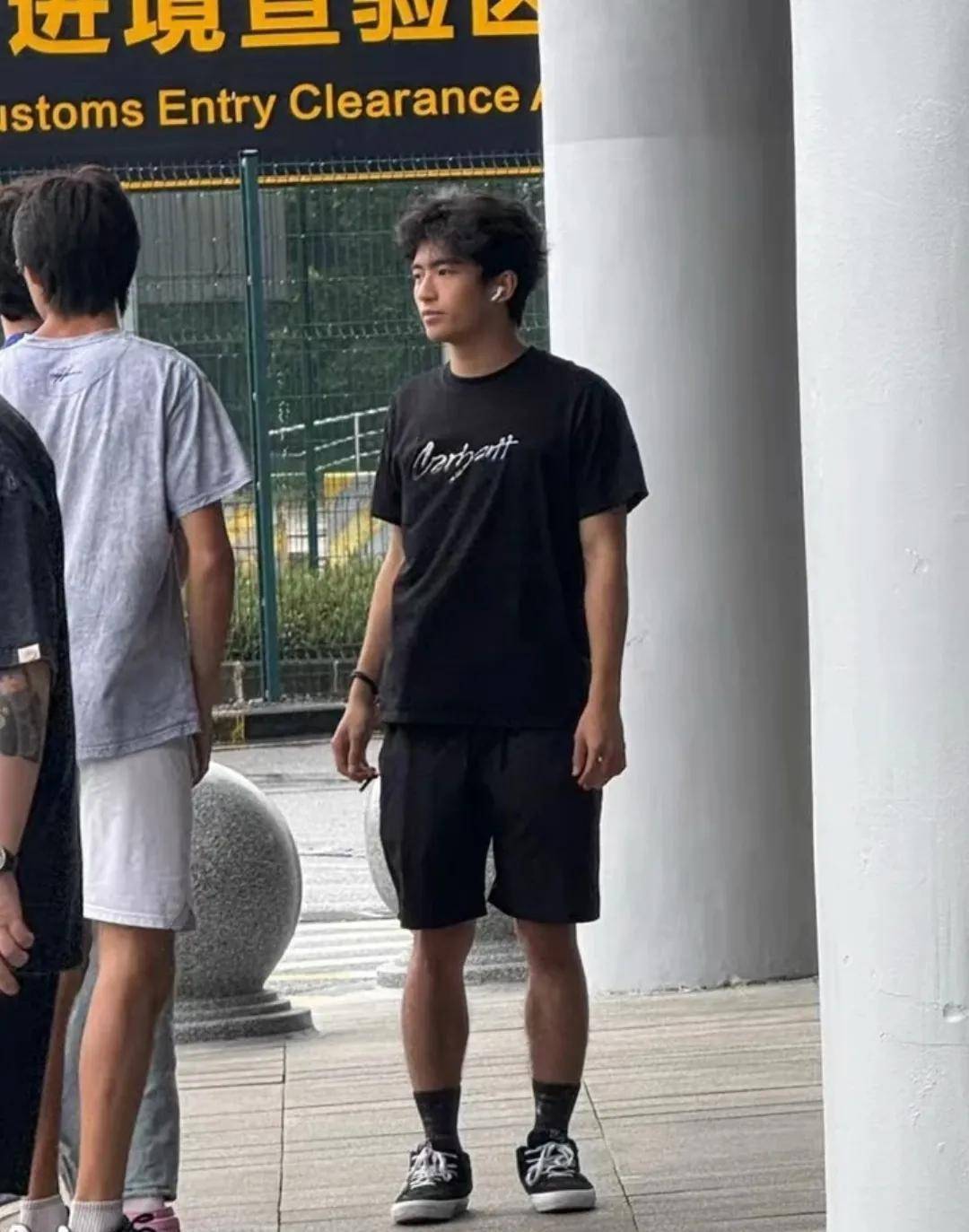 迪拜偶遇谢霆锋和lucas,父子俩同框都爱插兜走路 ,墨镜都不离身
